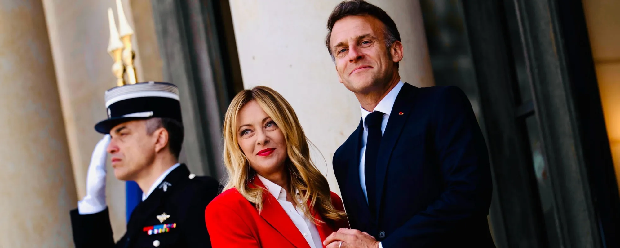 Meloni fa impazzire la sinistra: ecco come la accolgono al summit con Emmanuel Macron ad Antibes