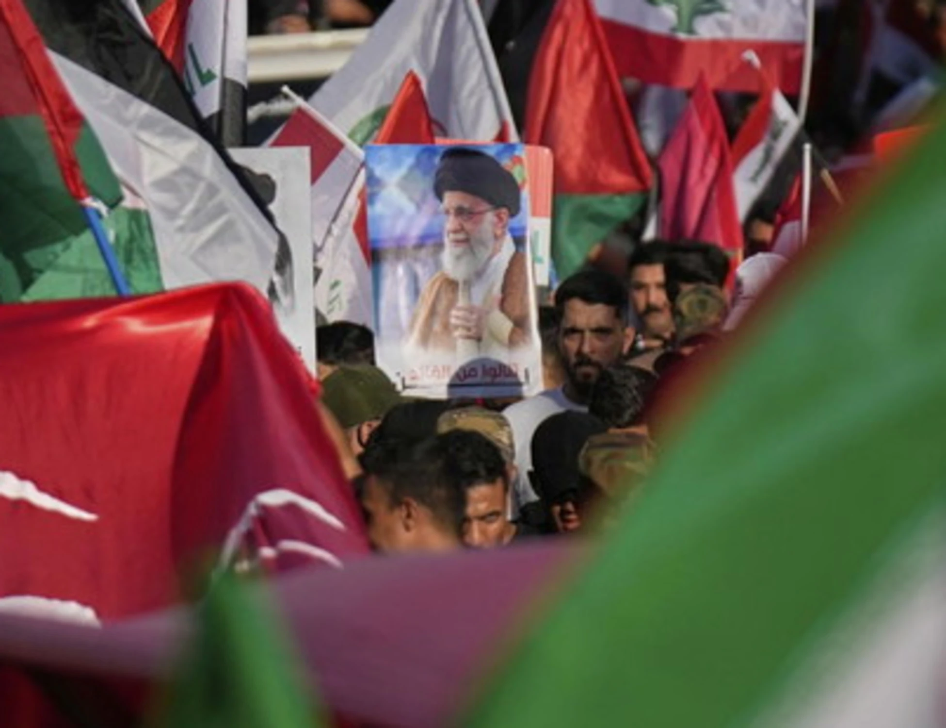 Iran, "Khamenei è sparito": rissa a porte chiuse, chi gli soffia il potere
