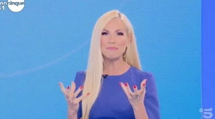 Federica Panicucci, impensabile gaffe: "Non sarà mica la sua amante?", e fugge dallo studio. "Da sotterrarsi"