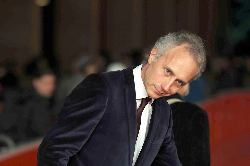 Riforma e baci al Senato, Marco Travaglio: &quot;Assemblea prostituente, quanti scappellamenti a destra per la Boschi&quot;