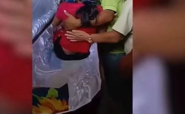 Guatemala, 15enne si sveglia nella bara durante il suo funerale: immagini forti