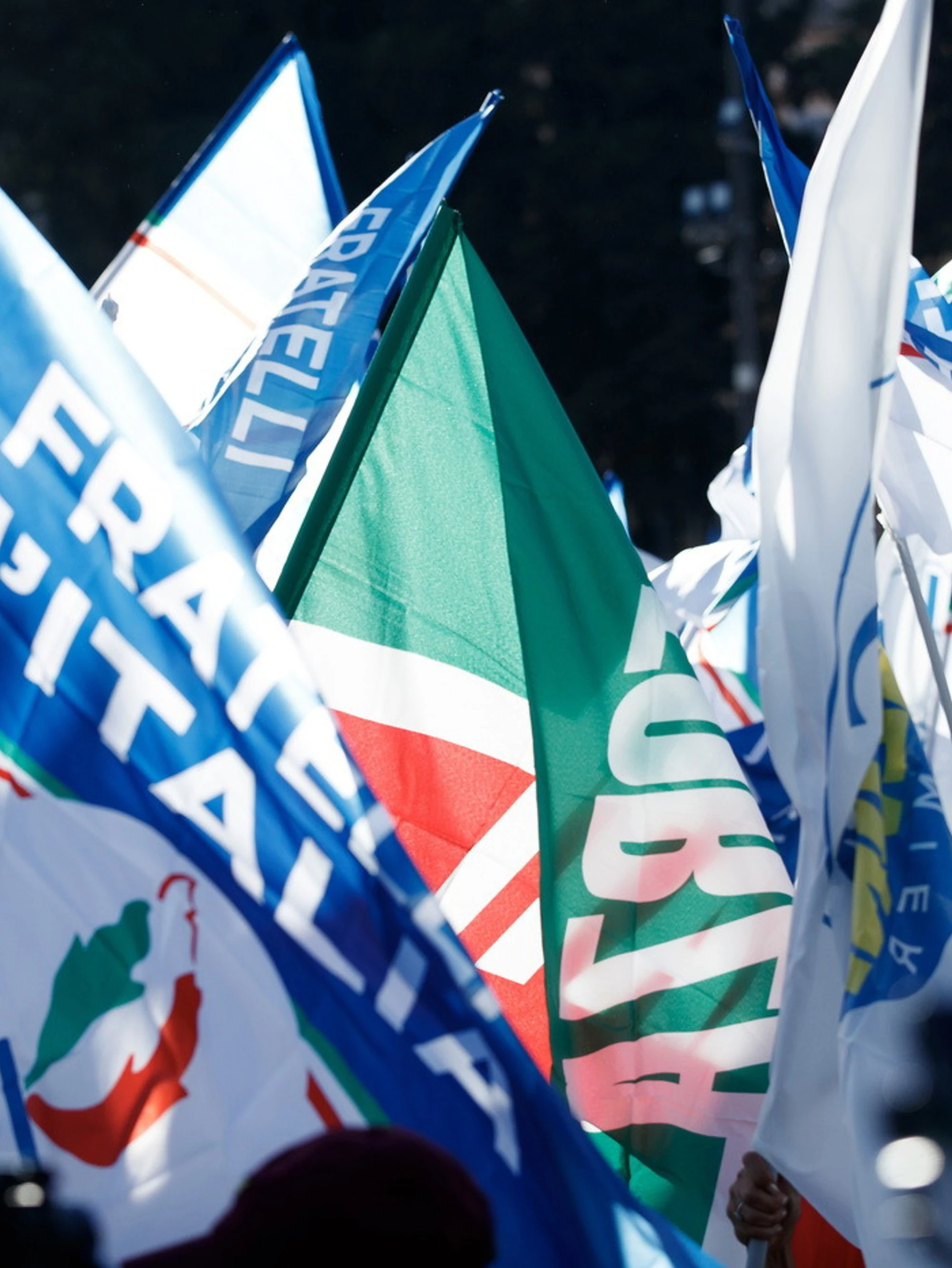 Sondaggi, il centrodestra vola: quanto ha guadagnato dal 2022, si allarga il divario con la sinistra