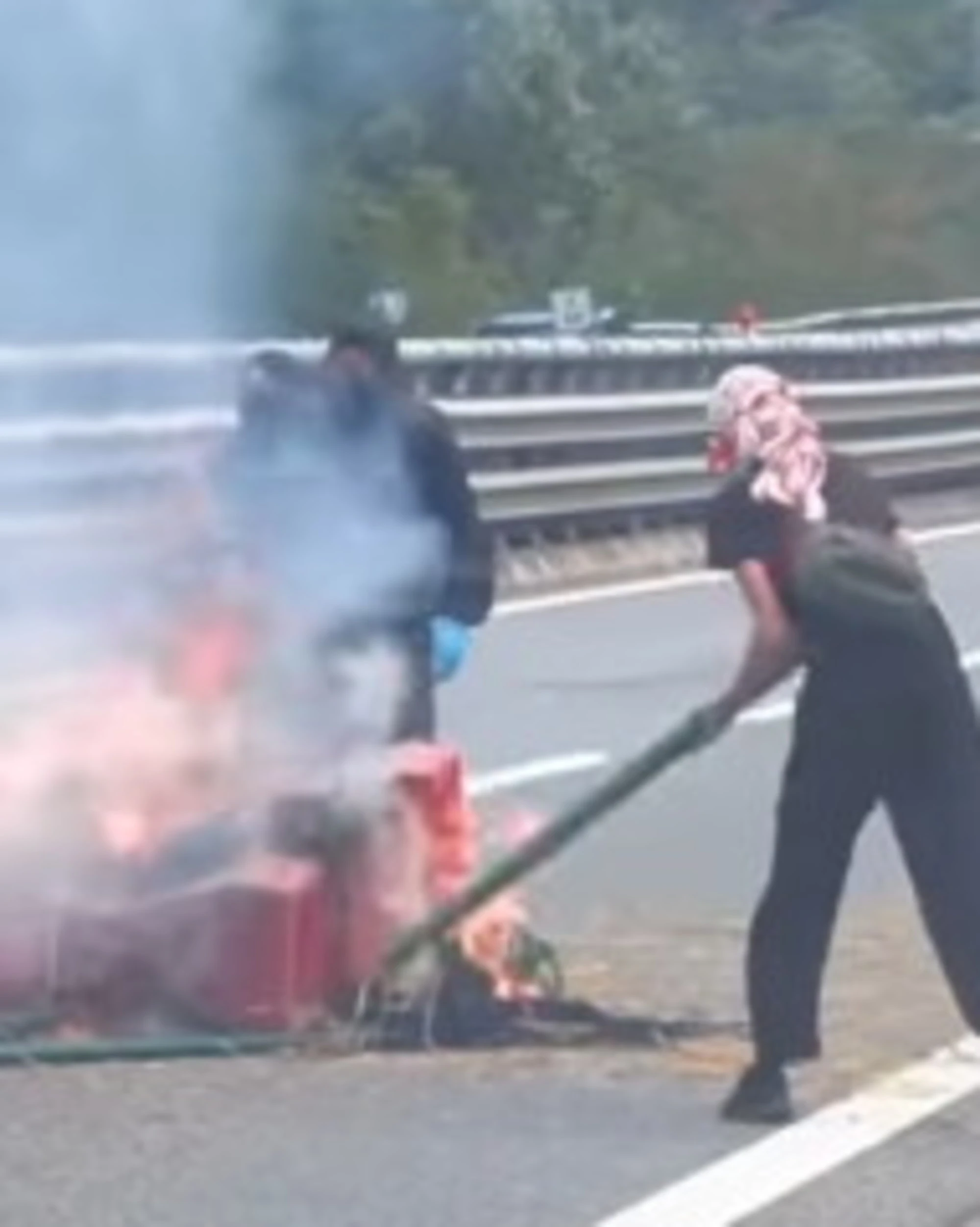 Torino, i No Tav bloccano l'A32: guerriglia e fiamme contro la polizia