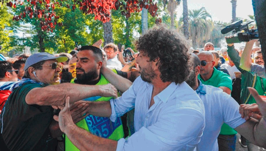 Filippo Roma aggredito alla manifestazione anti-vitalizi: militanti M5s contro l'inviato de Le Iene