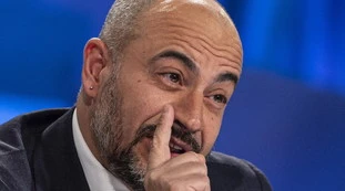 Gianluigi Paragone trasportato in codice rosso al Gemelli di Roma: grave incidente stradale davanti al ministero degli Esteri