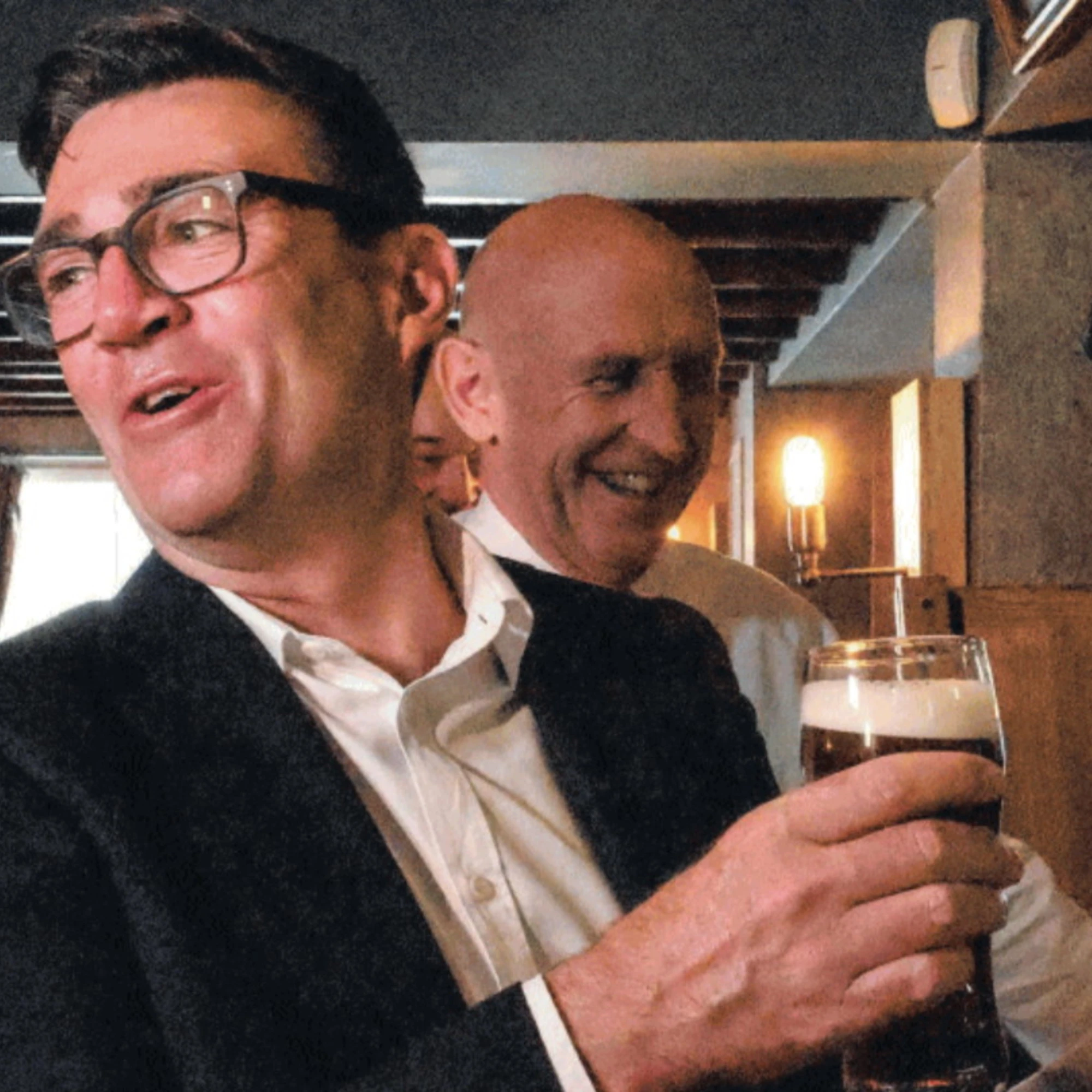Il nuovo premier inglese? Spilla birra nei video social
