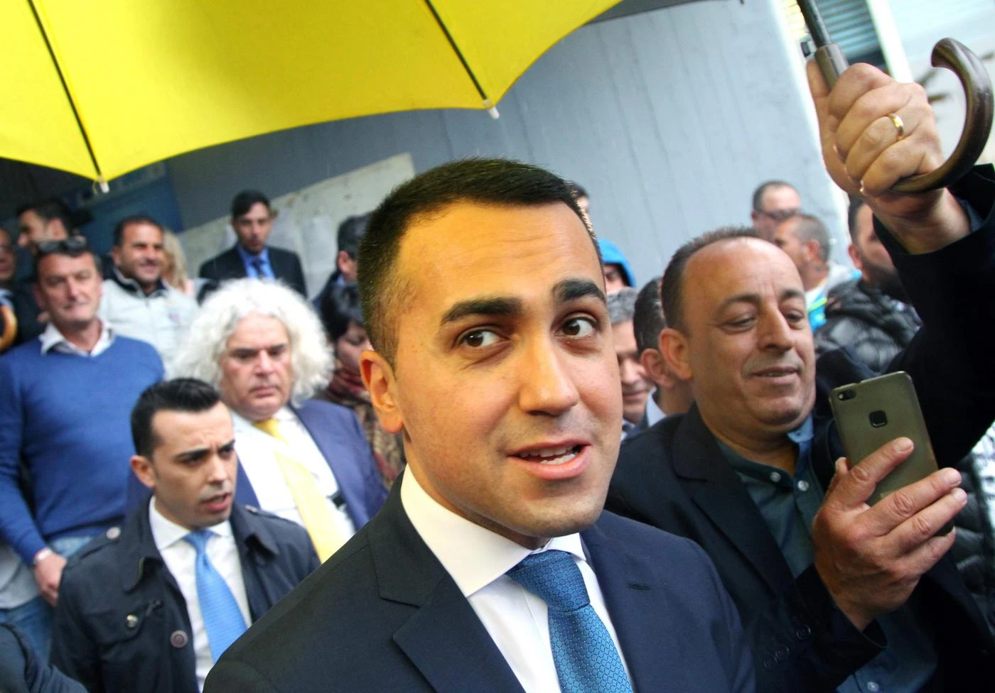 Elezioni europee, Luigi Di Maio muto di fronte al tracollo. Ore di angoscia, la voce da dentro il M5s
