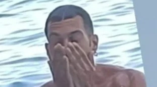  Mahmood, il selfie in mare finisce in disgrazia: là sotto...