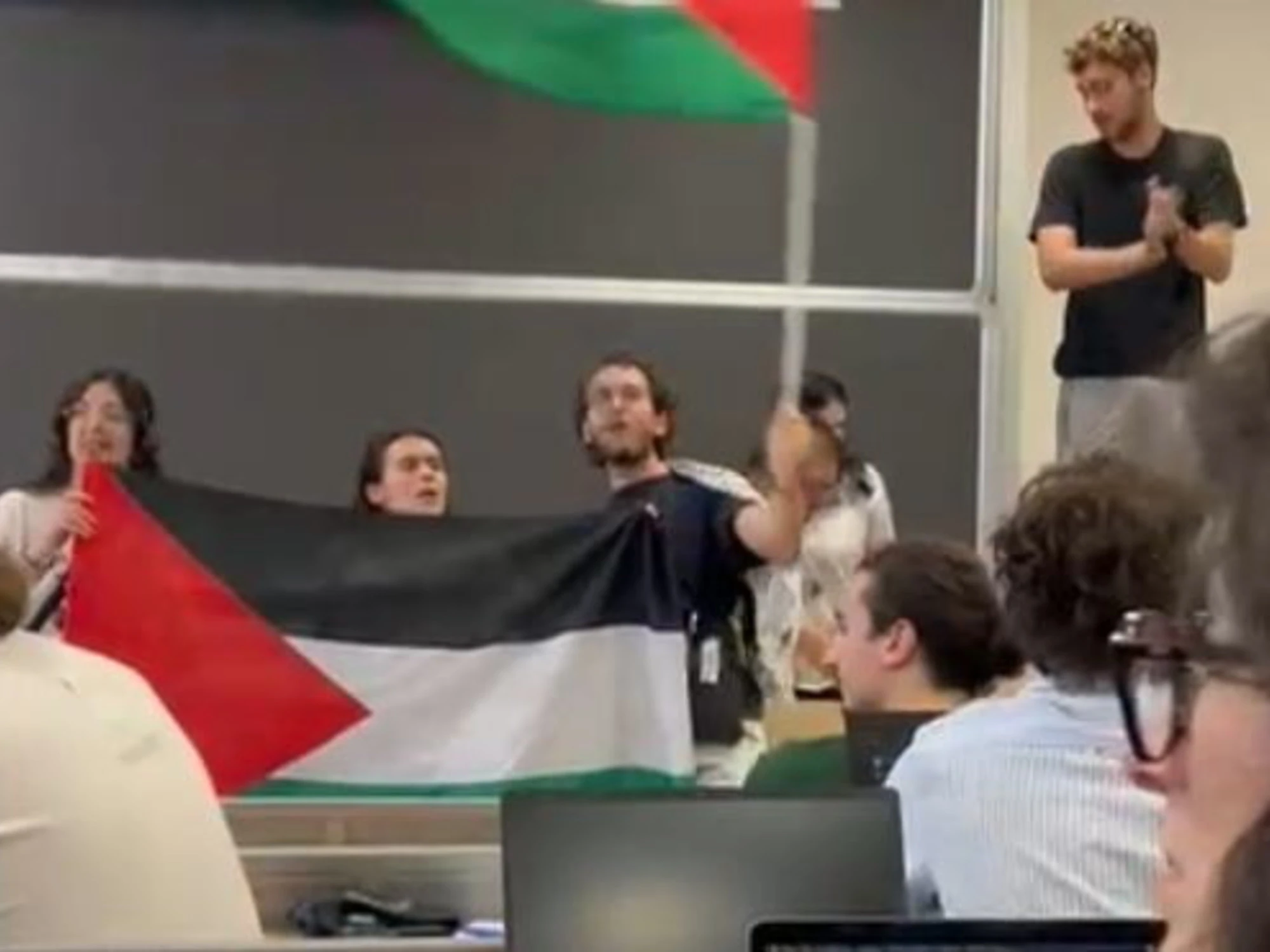 &quot;Mi hanno picchiato&quot;: il prof inchioda i violenti rossi