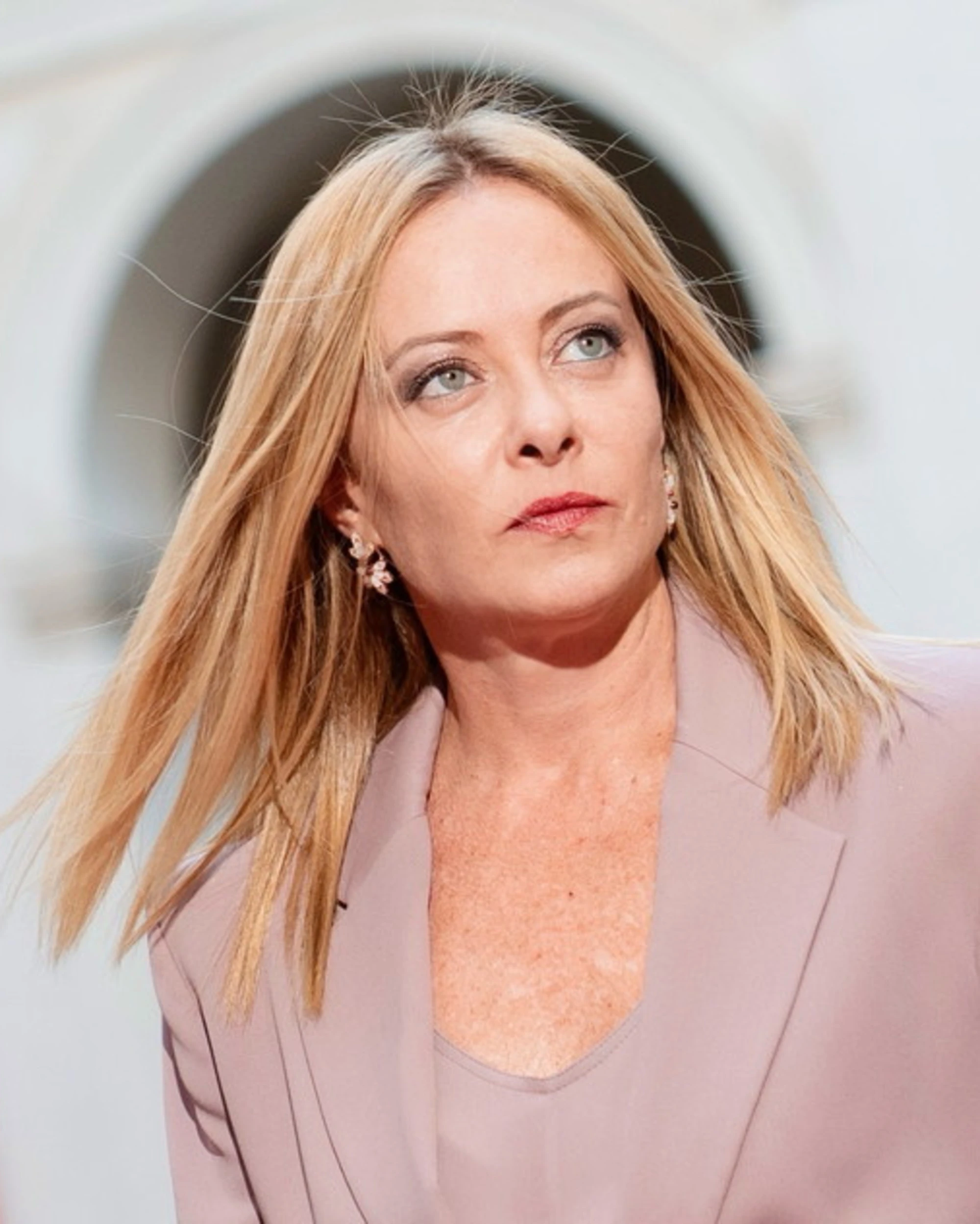Giorgia Meloni, la replica dopo la menzogna: "Volo di Stato? No, regalo a mia figlia". E Querela