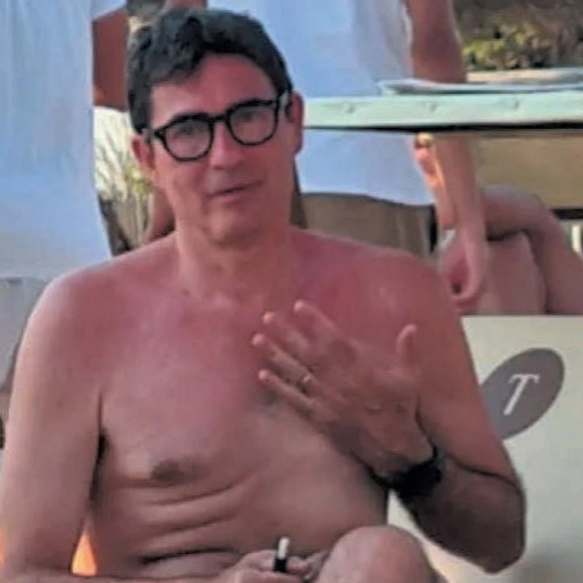 Le vacanze di Fratoianni: Tesla, mare e bollicine