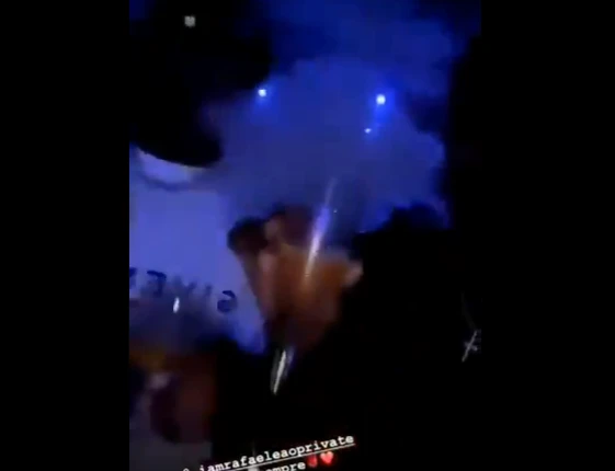 Rafael Leao, l'affronto ai tifosi del Milan: fumo e brindisi in discoteca dopo lo 0-5 con l'Atalanta