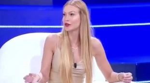 Taylor Mega pippa cocaina? Strana polvere sul comodino: l'influencer la spiega così