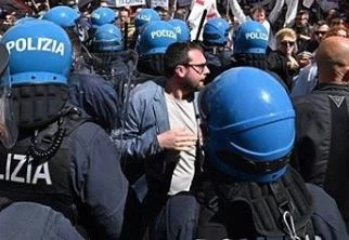 Primo maggio, il big Pd a Torino gode: "Finalmente centri sociali e grillini hanno assaggiato il manganello"