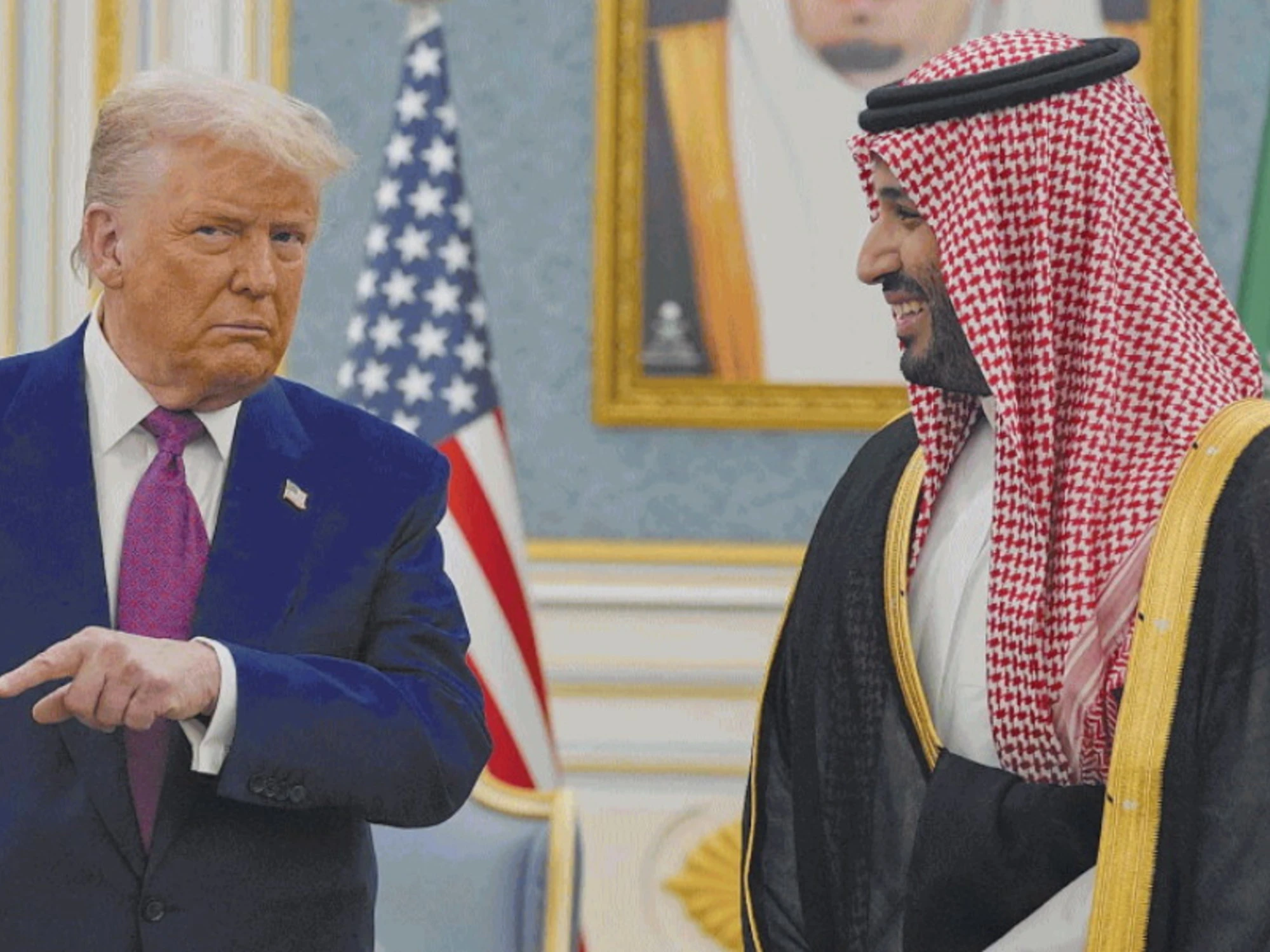 Donald Trump, tour in Medio Oriente: firma contratti e insegue la pace