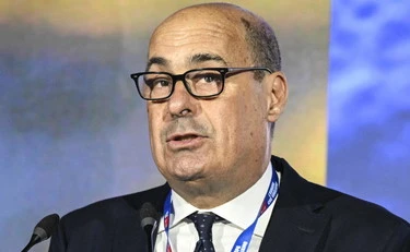 Zingaretti usa l'IA per elogiare il Papa
