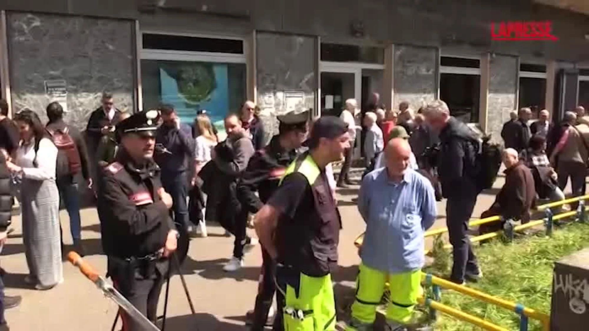 Rapina in banca a Napoli, nelle fognature ritrovati un generatore e degli attrezzi utilizzati dai ladri