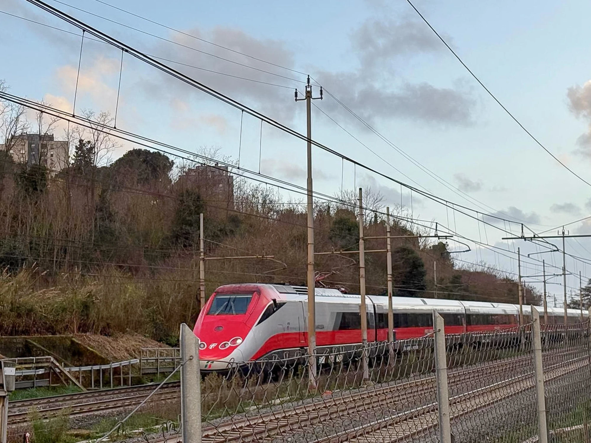 Milano-Bologna, persona sui binari: alta velocità nel caos