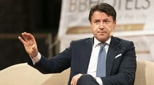 Giuseppe Conte, aria di lockdown. Occhio a questa foto: "Non abbandonate i cani, vi serviranno in autunno"