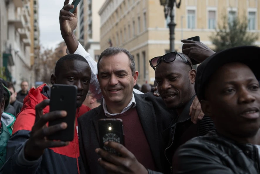 Porti chiusi, Luigi De Magistris: "Napoli pronta ad accogliere nave coi migranti"