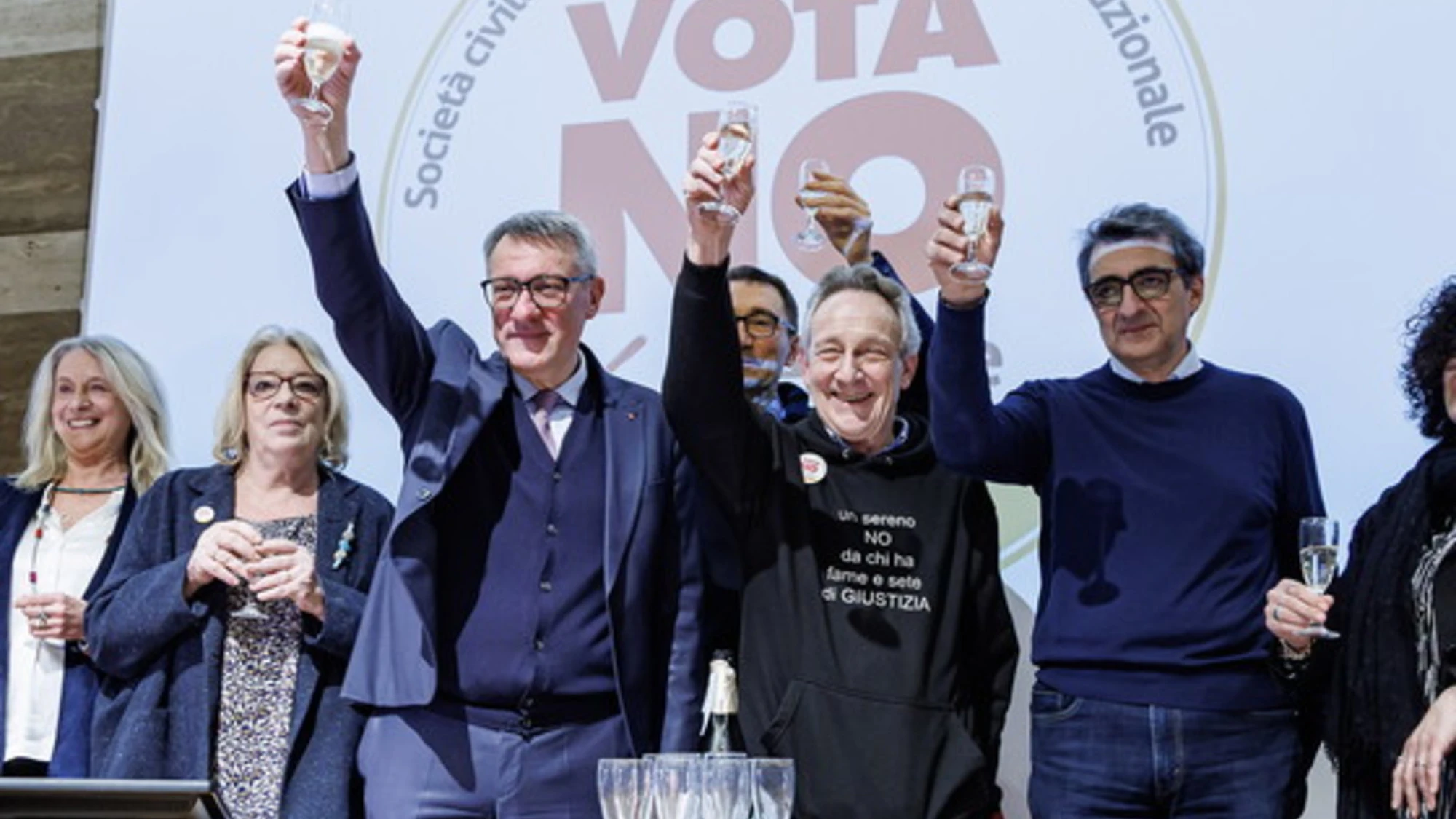 Referendum, Landini in piazza per festeggiare: "Quando si fa gol..."