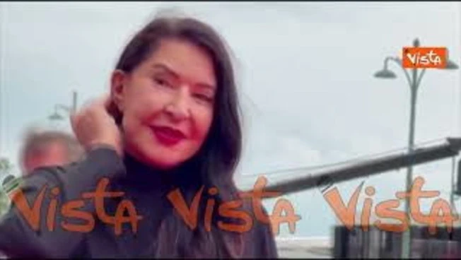 Venezia 83, Marina Abramovic porge un fiore ai fotografi sul red carpet