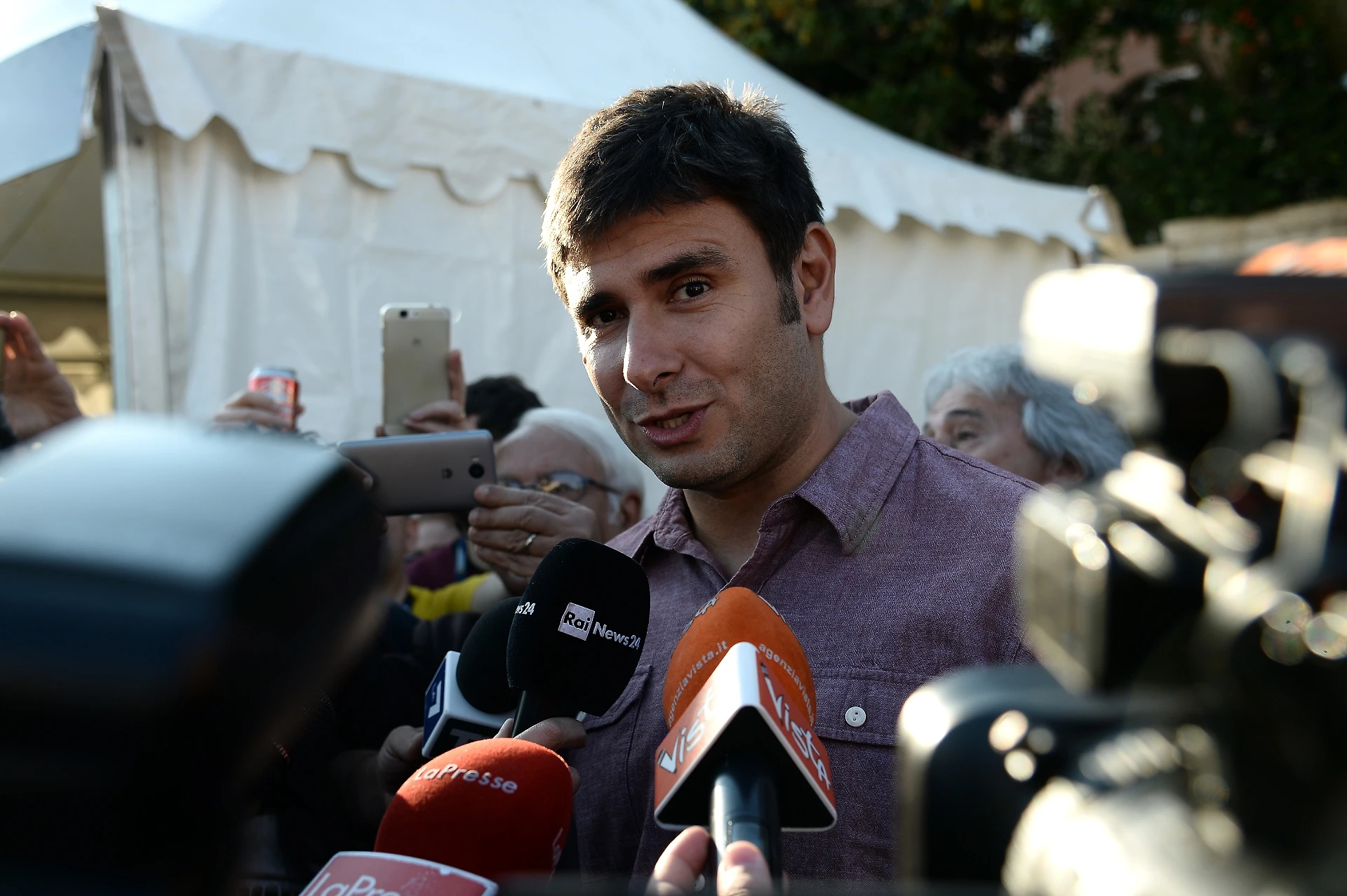 Alessandro Di Battista attacca Luigi Di Maio ma finisce sotto accusa. Nel suo libro critiche per fare soldi