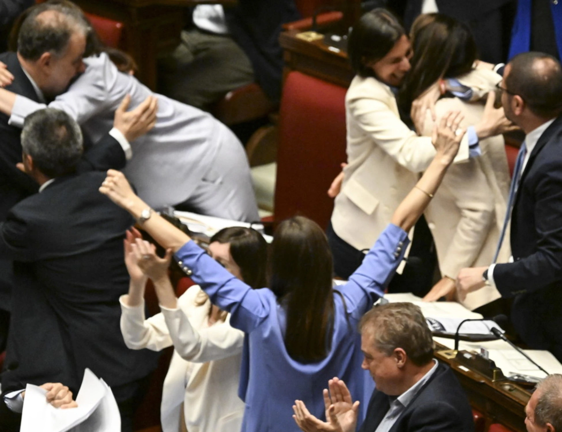 Legge Elettorale, pagliacciata della sinistra: la veglia notturna davanti a Montecitorio