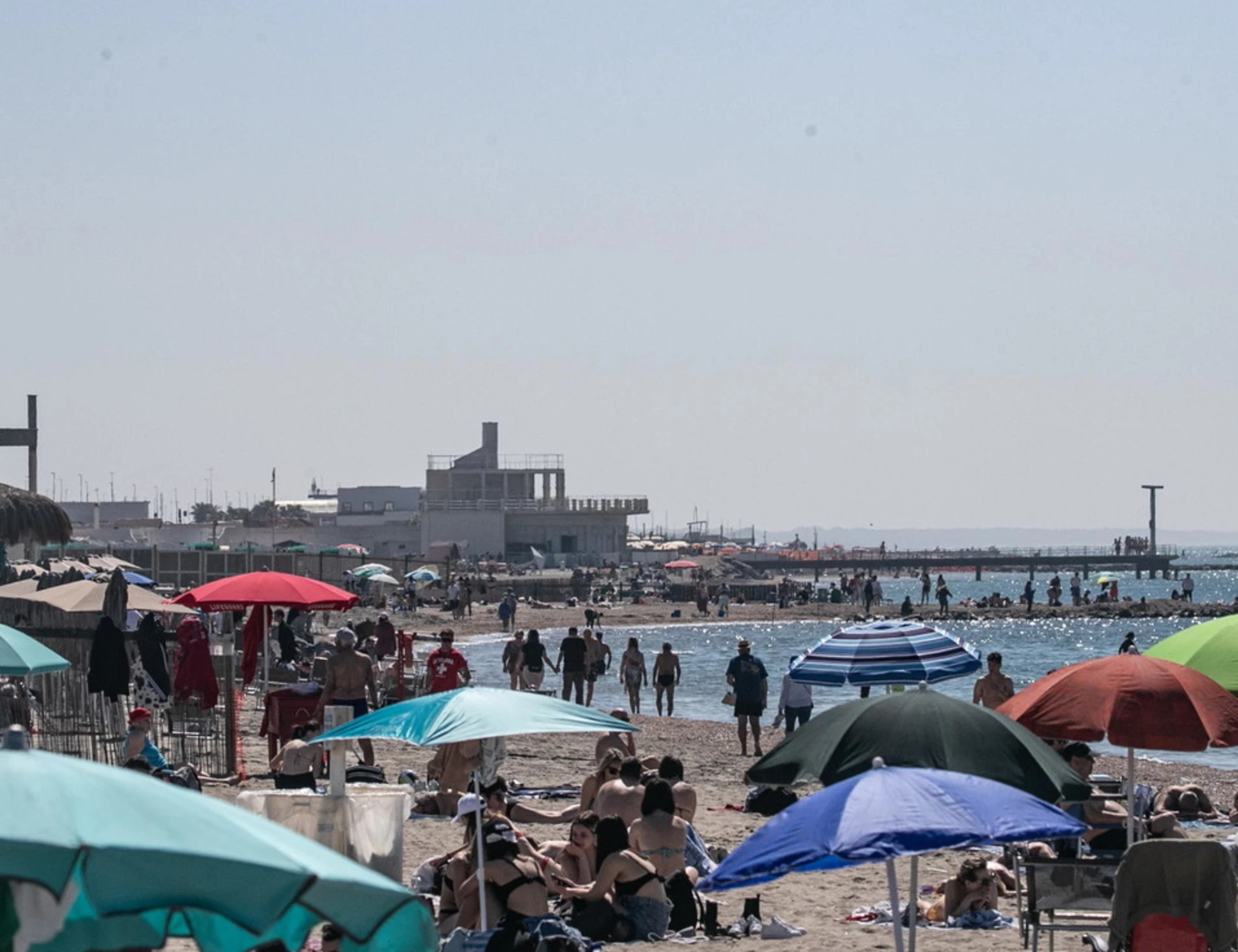 Ostia, "fotografa i bimbi in costume": 20enne egiziano pestato in spiaggia, ma sul telefono...