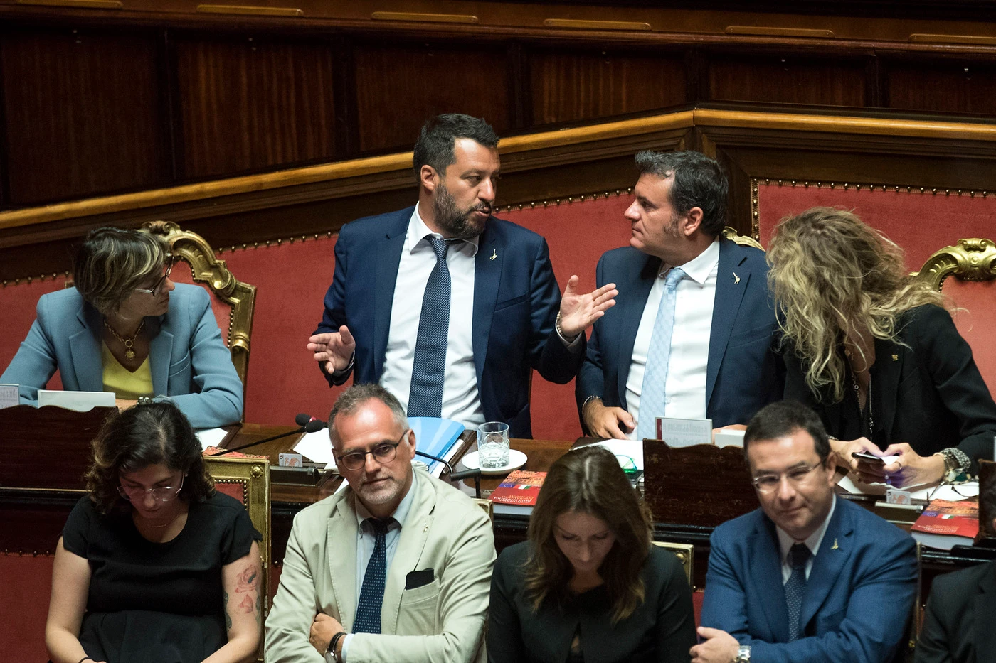 Matteo Salvini e il discorso ai leghisti che ha aperto la crisi: "Volete la poltrona o...". Il retroscena