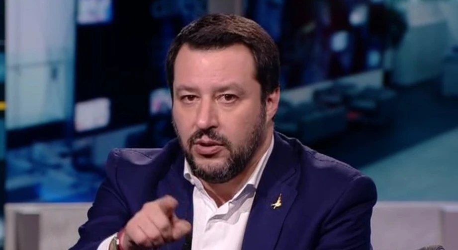 Matteo Salvini: "Reddito di cittadinanza, come stanno le cose". Ma quali tesserine in stampa