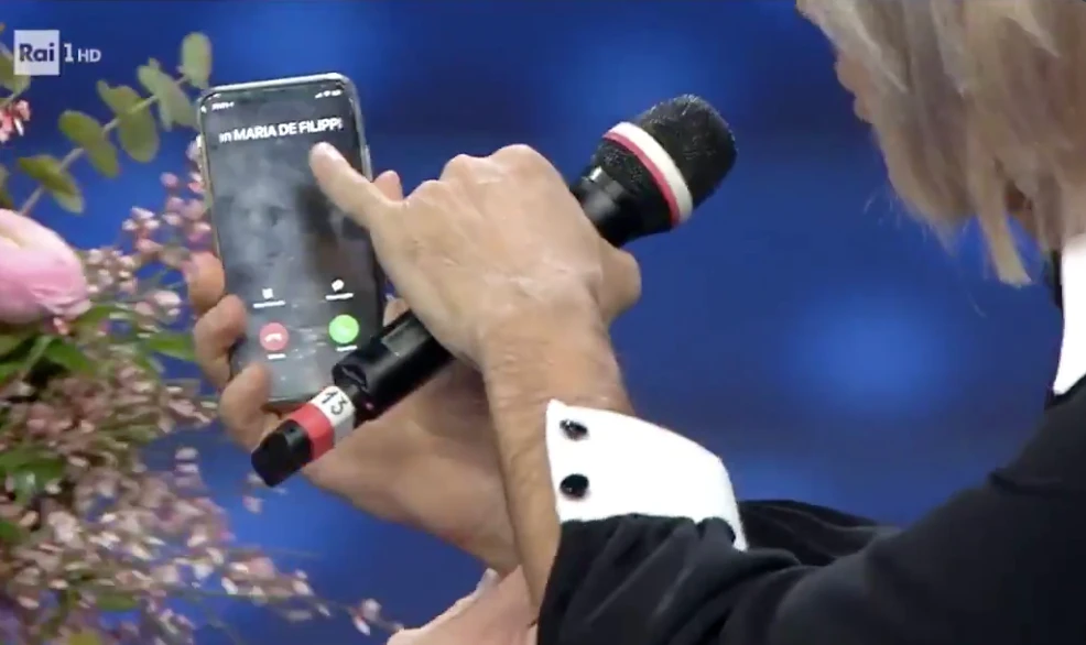 Sanremo 2020, Fiorello mostra il numero di Maria De Filippi: come l'ha salvata sul telefonino