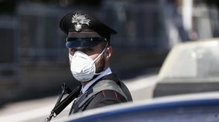 Coronavirus, uomo malato e solo in casa senza cibo: madre e fratello morti, il dramma a Pavia