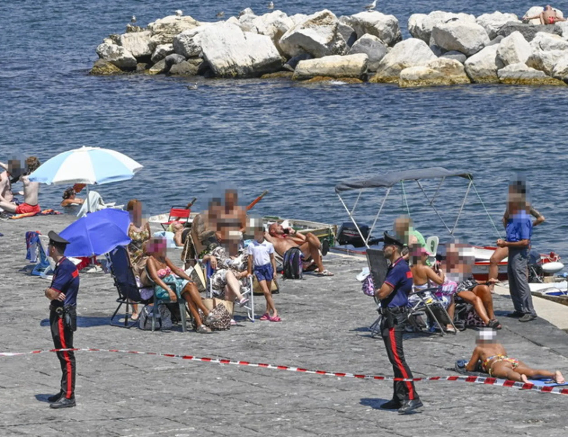 Leggi l'articolo: Sesso sugli scogli, immagini estreme. E loro si "giustificano" così: sconcerto a Imperia