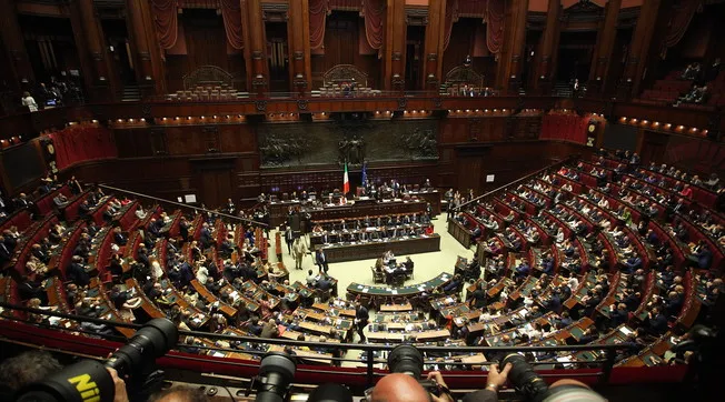 652x368