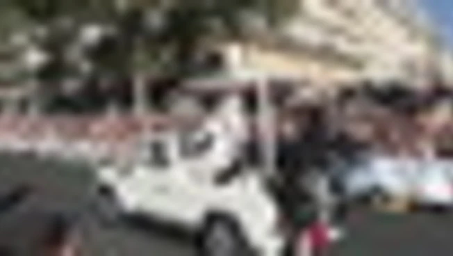 Papa Leone arriva a Notre Dame: bagno di folla in papamobile