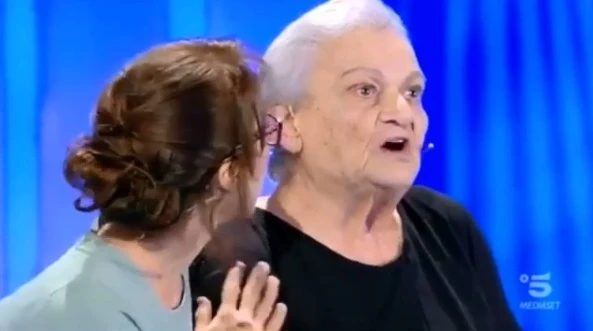 C'è posta per te, la nonna impazzisce e insulta: "Fai schifo, stro***". Occhio a Maria De Filippi
