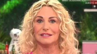 È sempre mezzogiorno, "non pensiamo a quella roba": lo strano messaggio di Antonella Clerici, terrore o speranza?