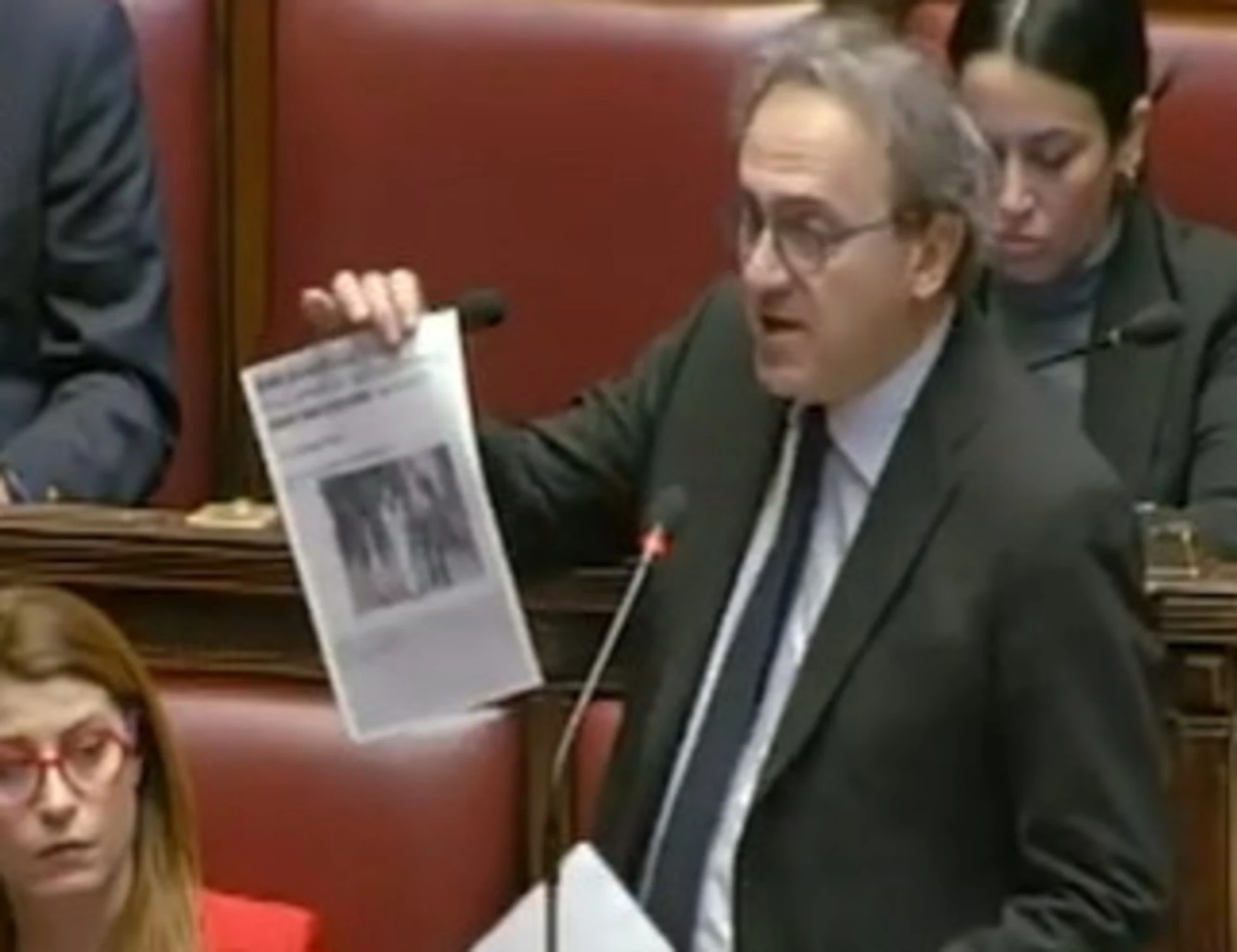 Angelo Bonelli sfrutta il ragazzo pestato a morte a Lione: gesto-choc in aula