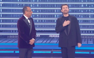 Sanremo 2026, il riscatto di Carlo Conti e la folle notte dei duetti. Spunta Mister X in scaletta 