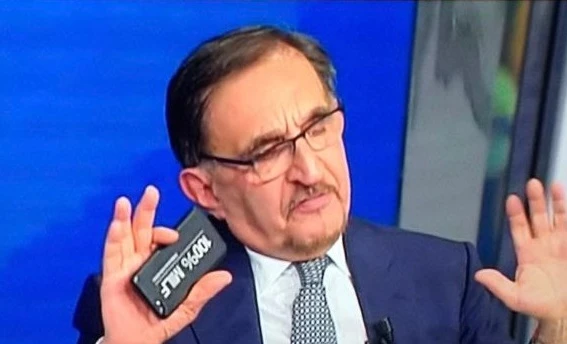 Ignazio La Russa e la cover porno dello smartphone: "100% Milf"