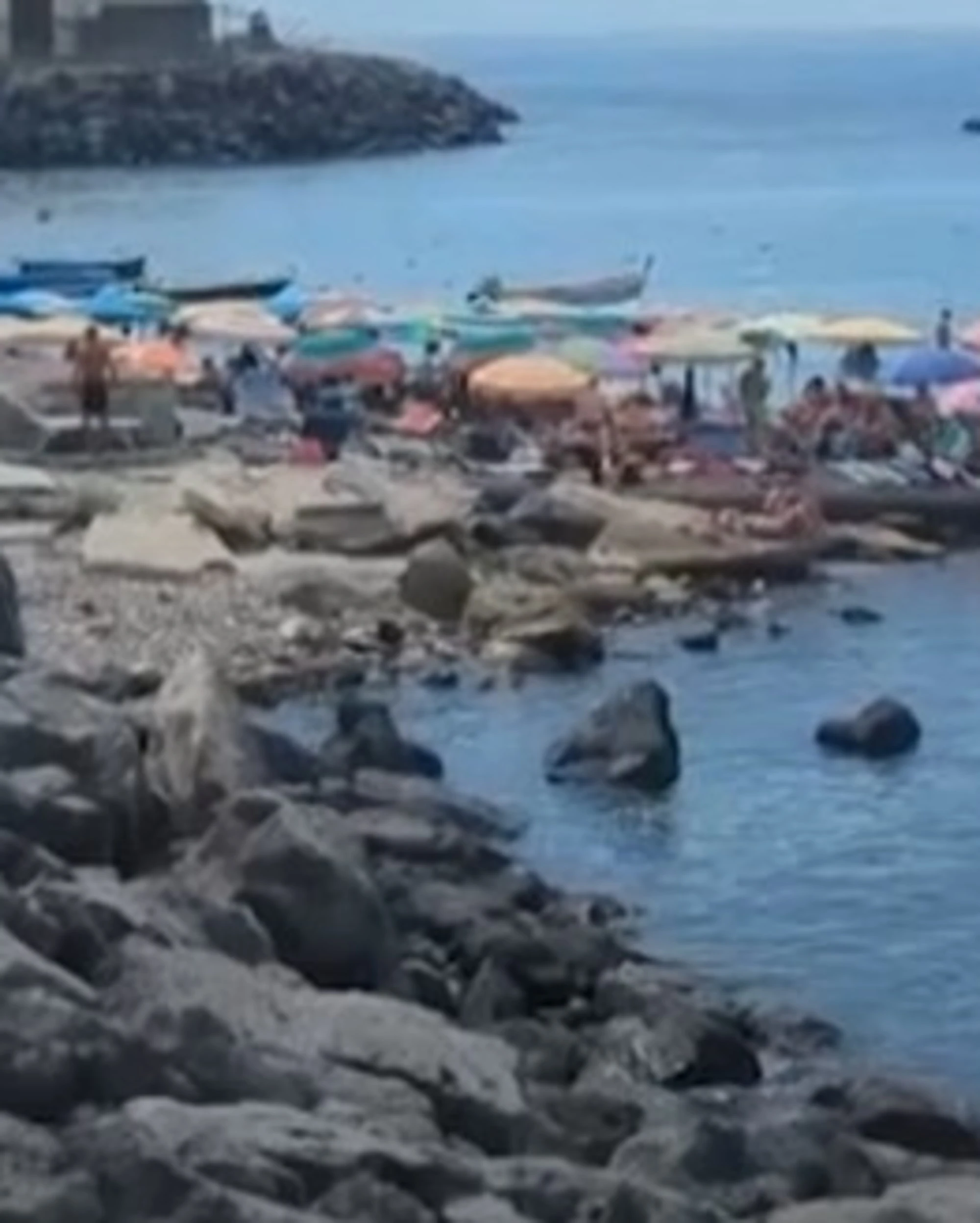 Campania, disastro dei sindaci rossi: spiagge piene di immondizia