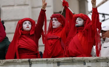 Venezia, Extinction Rebellion colora di verde le acque del Canal Grande: chi spunta tra gli eco-attivisti