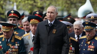 Vladimir Putin, il discorso alla Piazza Rossa e il precedente del 16 febbraio: perché il mondo teme il peggio