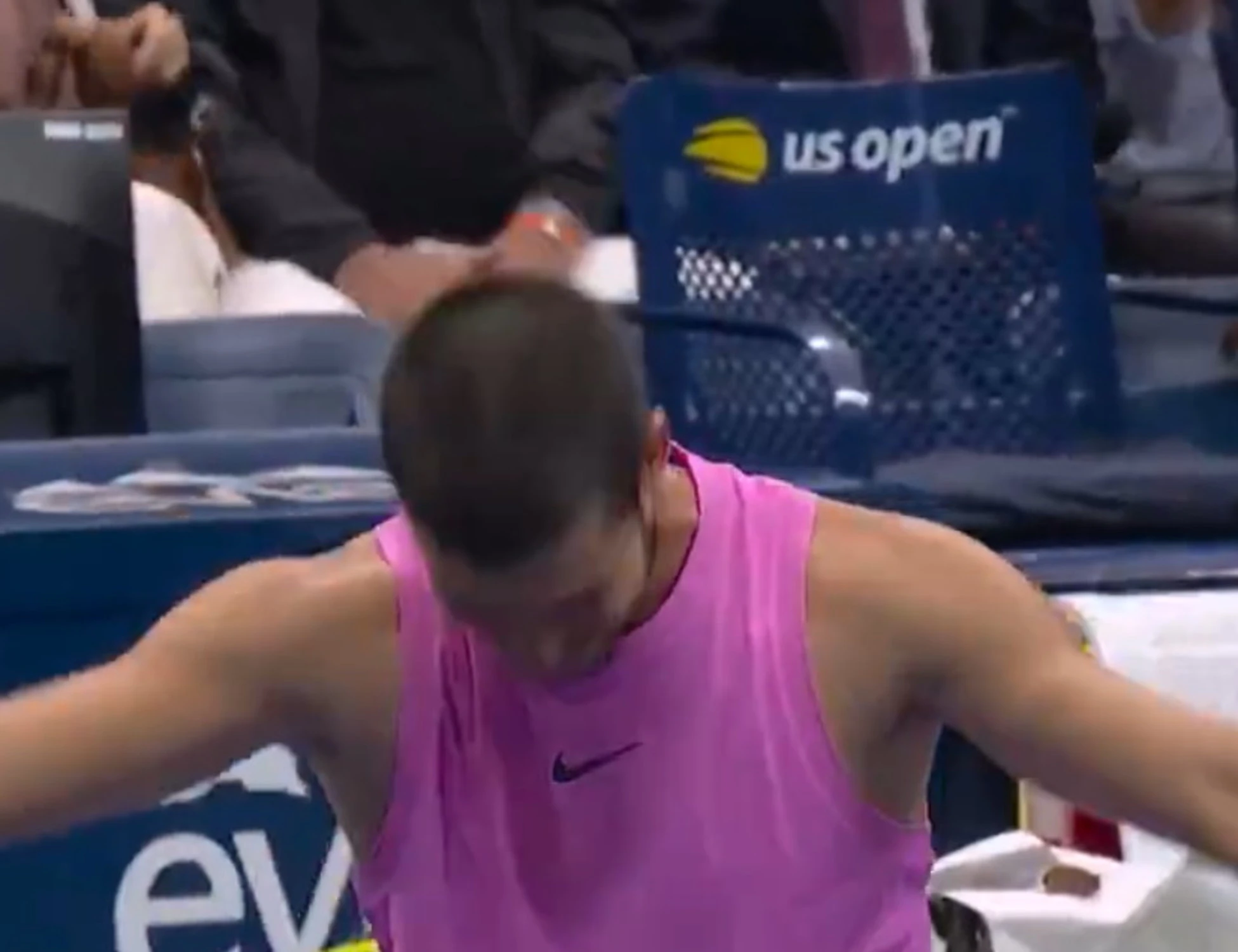 Alcaraz travolge Sinner, poi la smorfia per l'assegno milionario