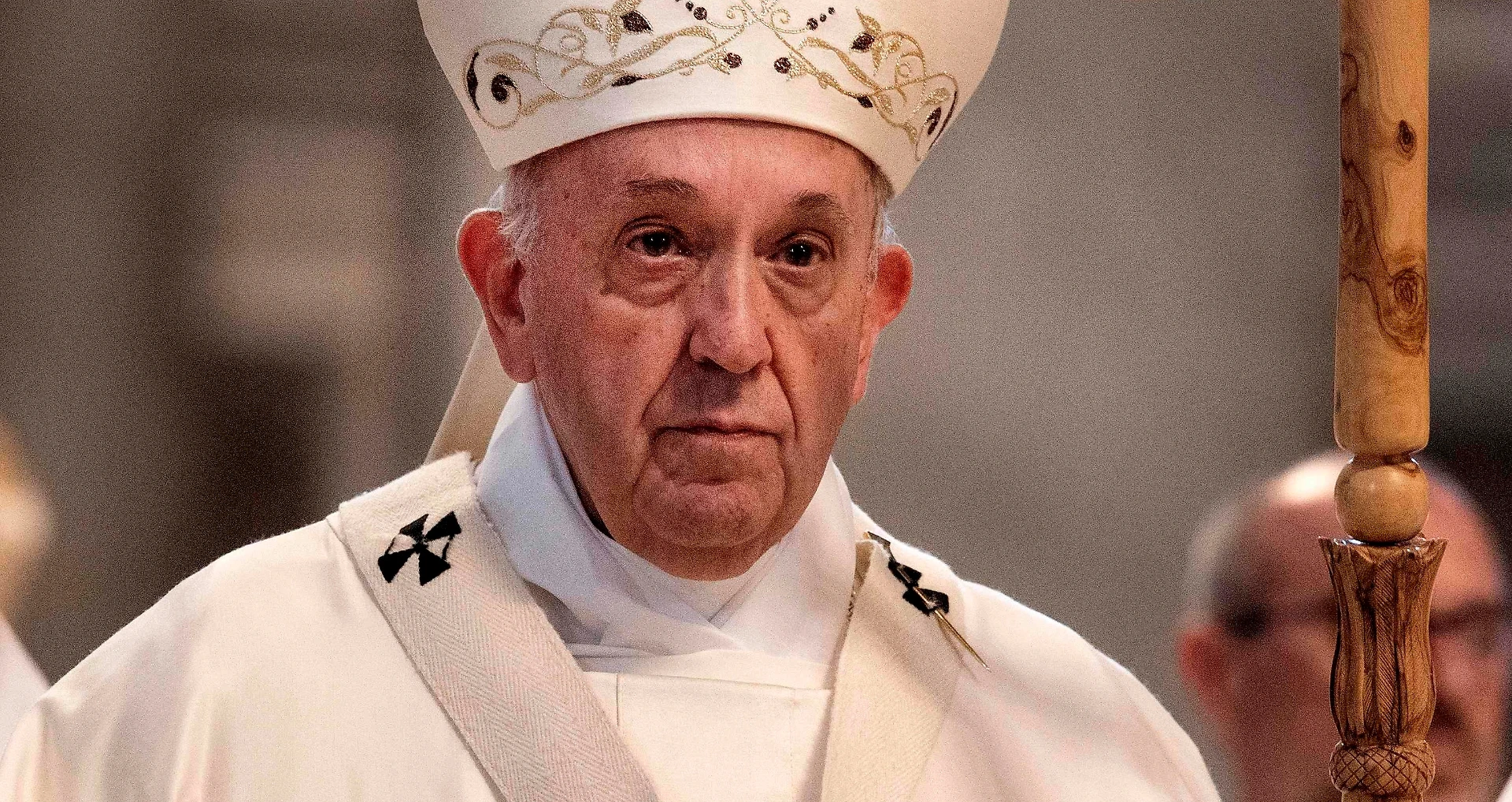 Papa Francesco, l'ultima sfida di Vittorio Sgarbi travestito: "Dato che lui non lo fa ci penso io"