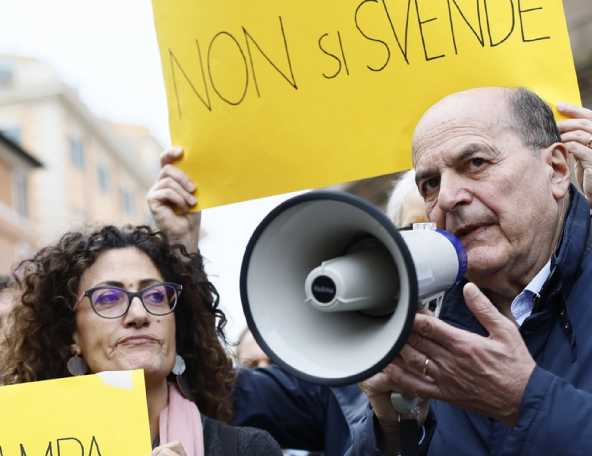 Compagni, gli italiani non guardano il meteo per scovare i fascisti ma per andare al mare