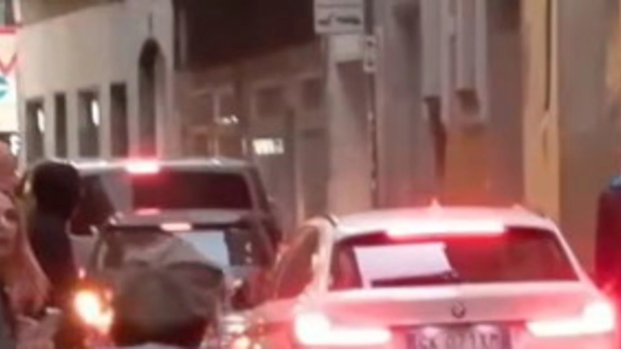 Milano, auto privata cerca di fuggire: orrore dei vandali, come la riducono (con le persone dentro)