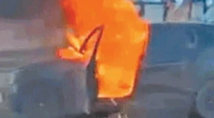 Roma, orrore puro: uomo in fiamme? Lui filma l'auto per i social