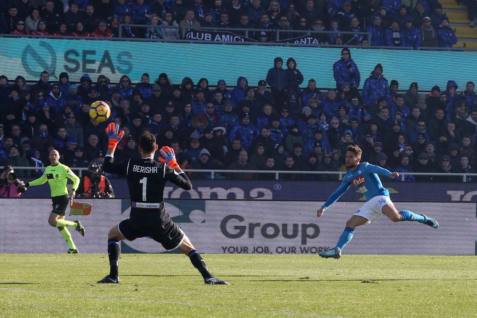 Atalanta ko, il Napoli strappa tre punti d'oro: 1-0 a Bergamo, gol di Mertens
